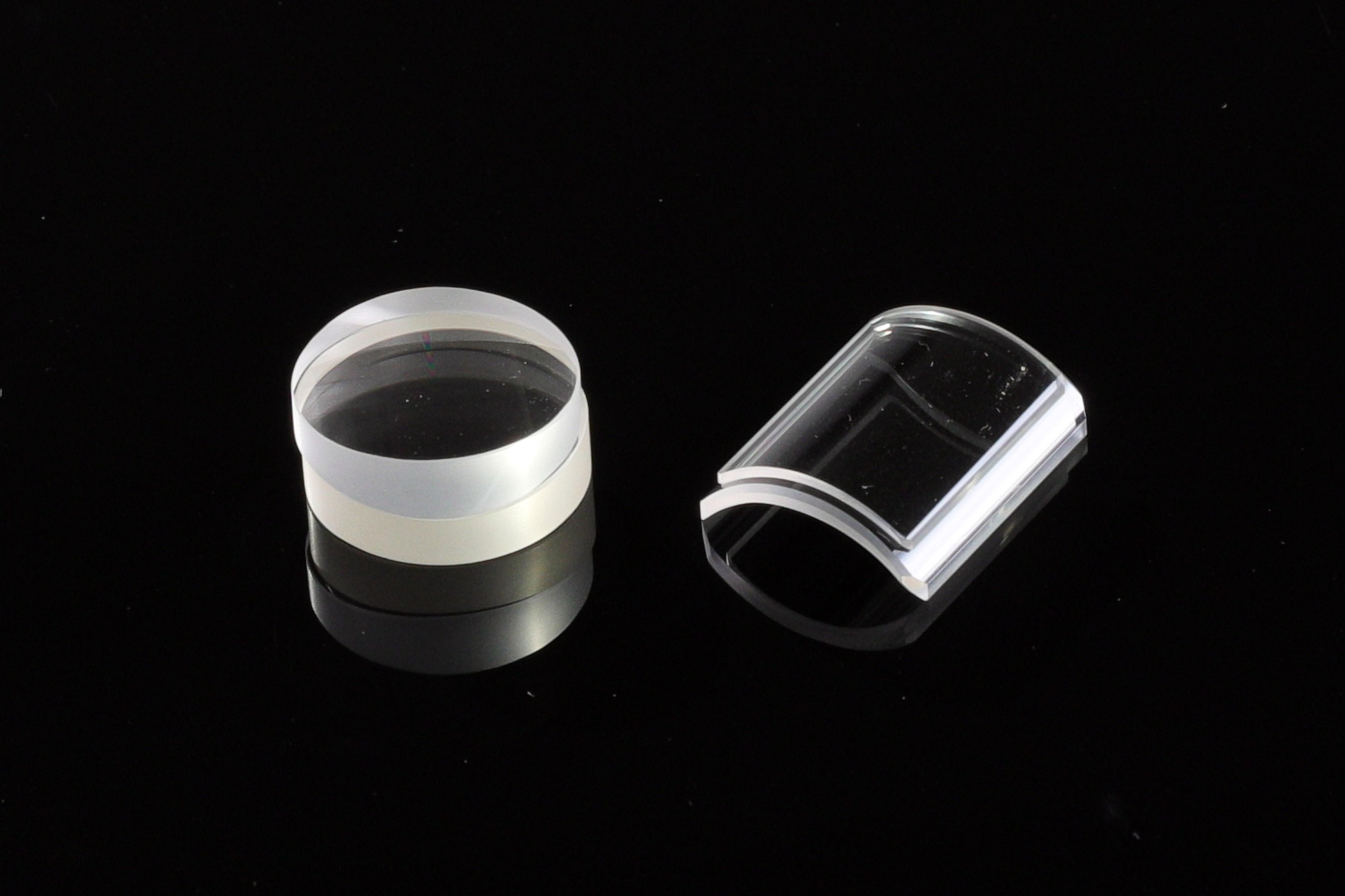 Achromatic cylindrical lens